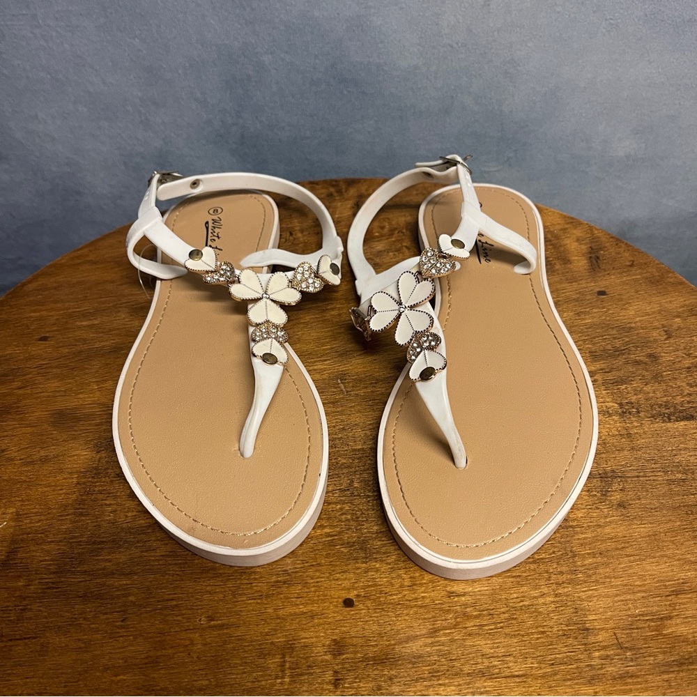 White lines sandals